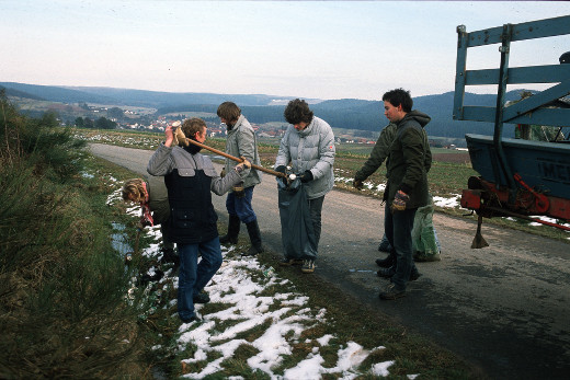 Mitglieder des NABU Burgwald sammeln M&uuml;ll aus Gr&auml;ben auf der H&ouml;he in Ernsthausen