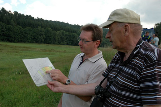 Klaus Klimaschka und Willy Becker schauen sich einen Plan an.