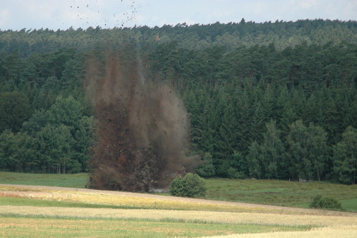 Eine Font&auml;ne aus Erde spritzt bei der Sprengung nach oben in die Luft.